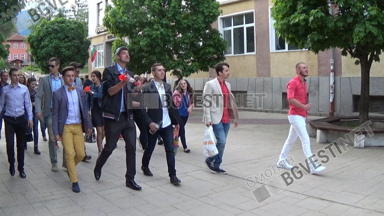 12 "А" направиха серенада на класната Рашкова, тя ги посрещна с погача