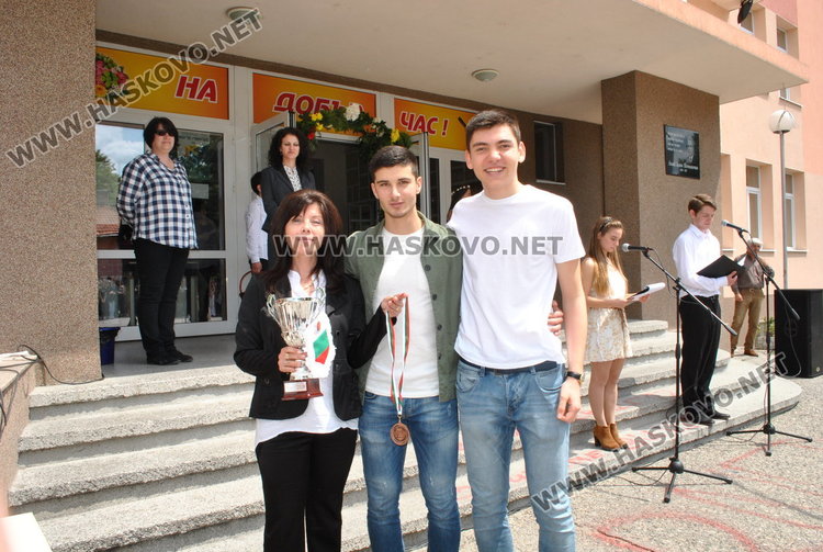 Студент в Харвард предаде знамето на Матeматическата гимназия на випуск 2018