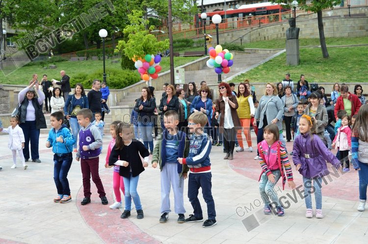 55 разноцветни балона полетяха над Смолян за 55-годишнината на детска градина "Зорница"