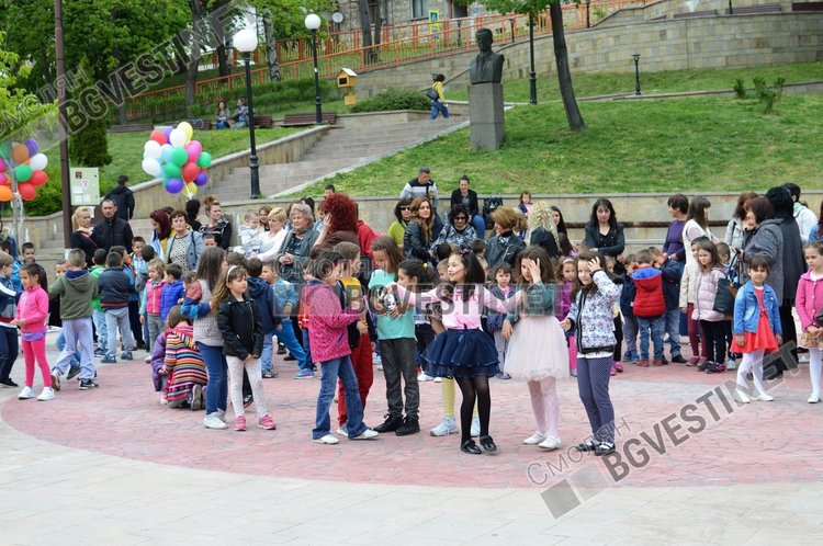 55 разноцветни балона полетяха над Смолян за 55-годишнината на детска градина "Зорница"