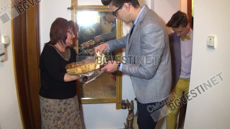 12 "А" направиха серенада на класната Рашкова, тя ги посрещна с погача