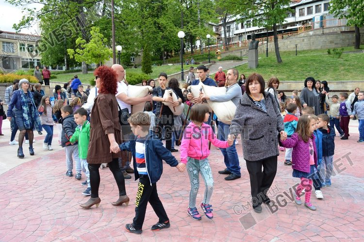 55 разноцветни балона полетяха над Смолян за 55-годишнината на детска градина "Зорница"