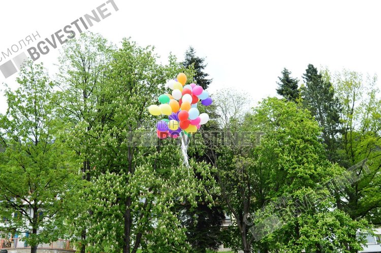 55 разноцветни балона полетяха над Смолян за 55-годишнината на детска градина "Зорница"