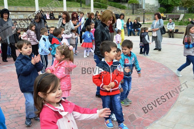 55 разноцветни балона полетяха над Смолян за 55-годишнината на детска градина "Зорница"