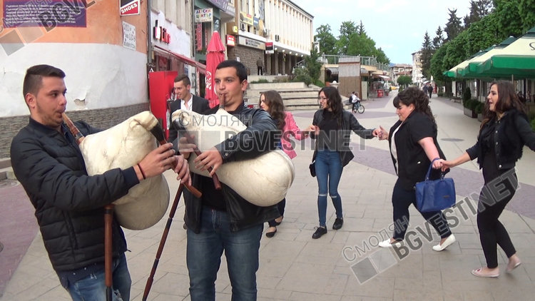 12 "А" направиха серенада на класната Рашкова, тя ги посрещна с погача