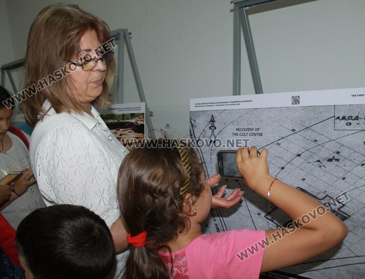 Eлектронен гид разведе посетителите на мобилната археологическа смарт изложба