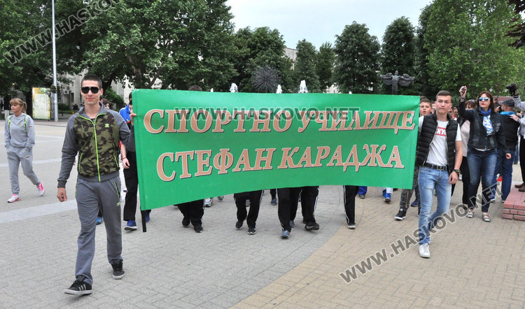 Мажоретки водят спортисти на „Свобода“, звезда на „Х Фактор“ на сцената