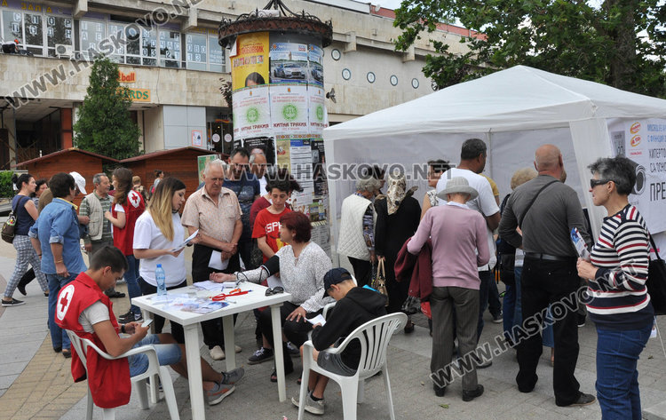 Двама в спешното от площада за високо кръвно
