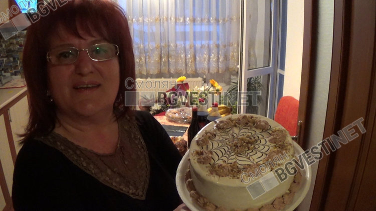 12 "А" направиха серенада на класната Рашкова, тя ги посрещна с погача