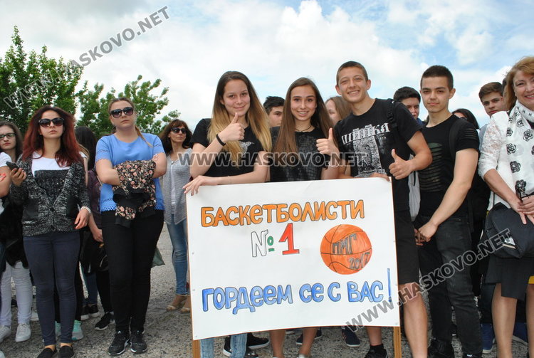 Студент в Харвард предаде знамето на Матeматическата гимназия на випуск 2018