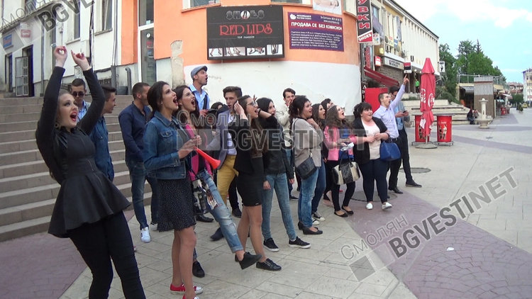 12 "А" направиха серенада на класната Рашкова, тя ги посрещна с погача