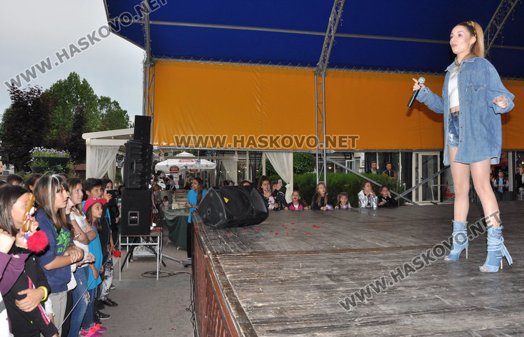 Мажоретки водят спортисти на „Свобода“, звезда на „Х Фактор“ на сцената