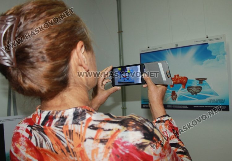 Eлектронен гид разведе посетителите на мобилната археологическа изложба в Димитровград