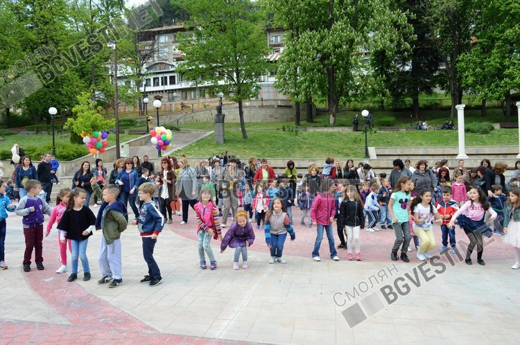 55 разноцветни балона полетяха над Смолян за 55-годишнината на детска градина "Зорница"