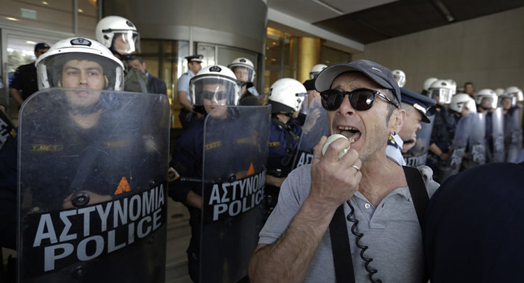 Втори ден Гърция блокирана от национална стачка