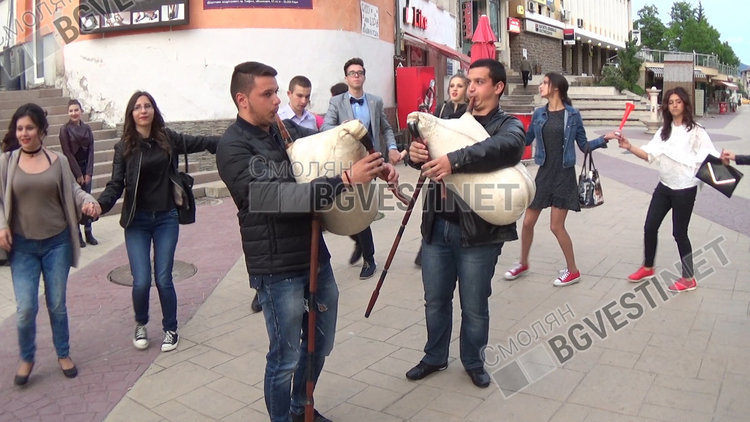 12 "А" направиха серенада на класната Рашкова, тя ги посрещна с погача