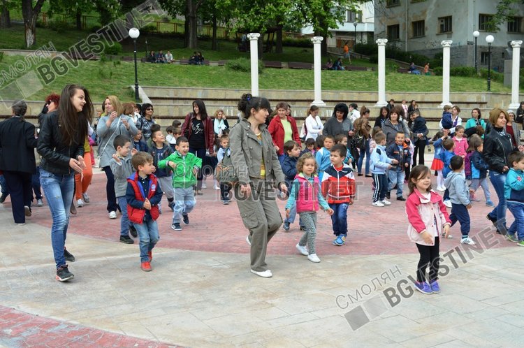 55 разноцветни балона полетяха над Смолян за 55-годишнината на детска градина "Зорница"