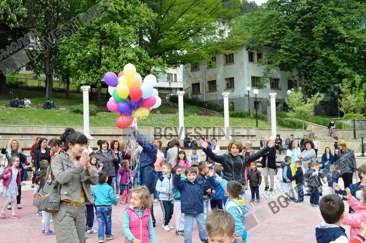 55 разноцветни балона полетяха над Смолян за 55-годишнината на детска градина "Зорница"