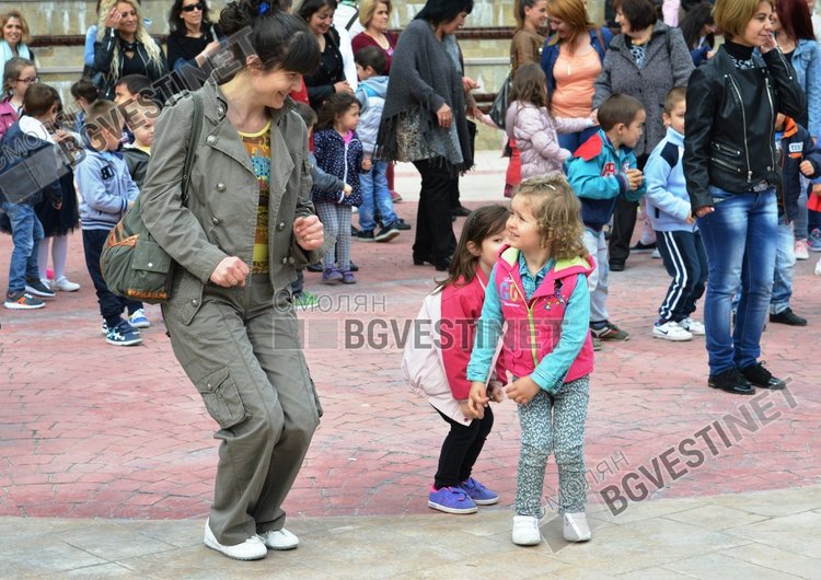 55 разноцветни балона полетяха над Смолян за 55-годишнината на детска градина "Зорница"