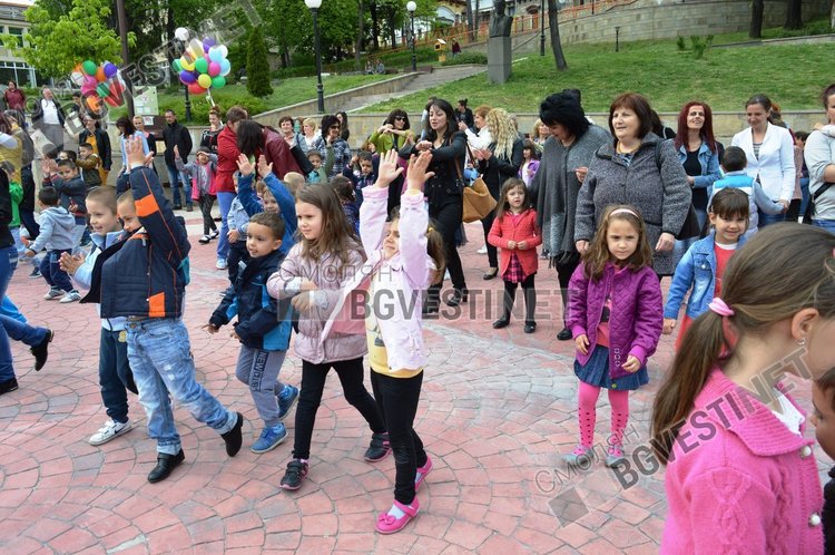 55 разноцветни балона полетяха над Смолян за 55-годишнината на детска градина "Зорница"