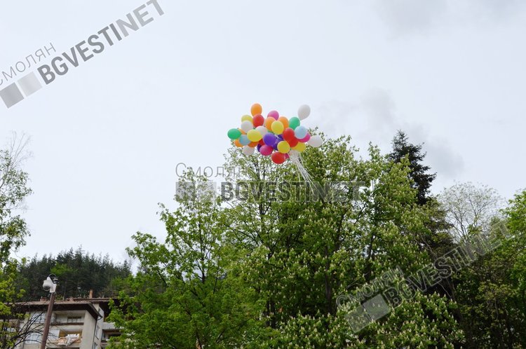 55 разноцветни балона полетяха над Смолян за 55-годишнината на детска градина "Зорница"