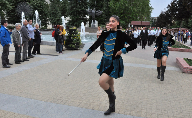 Мажоретки водят спортисти на „Свобода“, звезда на „Х Фактор“ на сцената