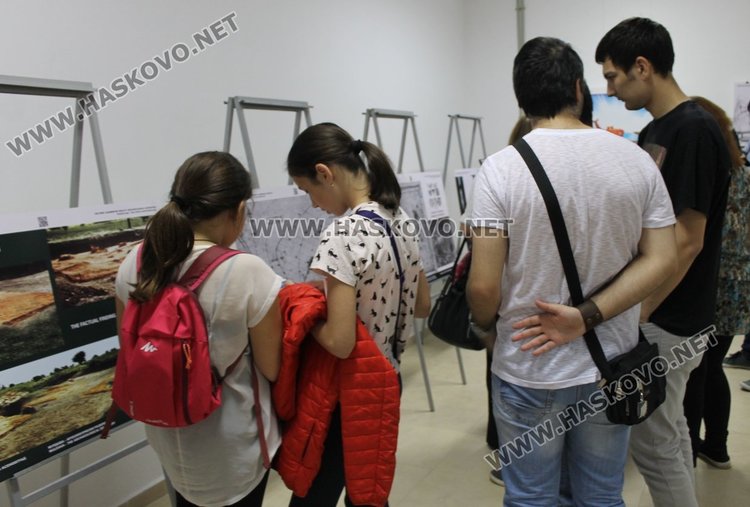 Eлектронен гид разведе посетителите на мобилната археологическа изложба в Димитровград