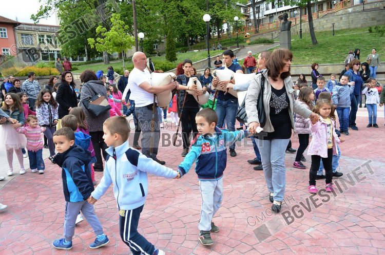 55 разноцветни балона полетяха над Смолян за 55-годишнината на детска градина "Зорница"