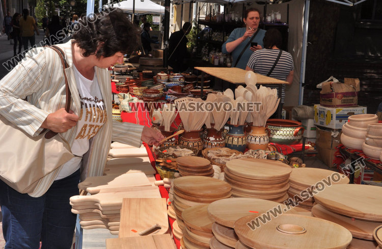 В чаршията на Хасково: „Българско е“ предлага ръкоделия родно производство