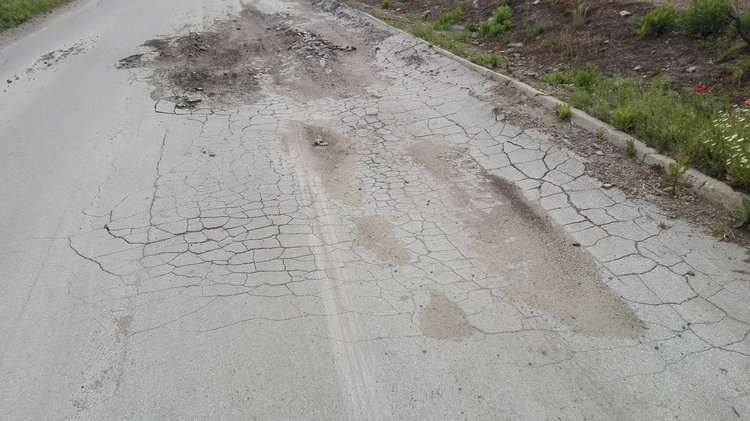 Читател: "Дупките на пътя за Брягово заемат и двете платна"