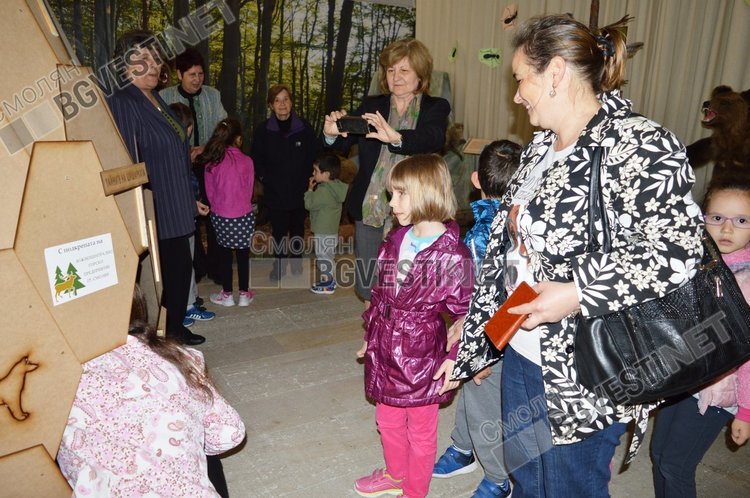 Тайните на шишарката разгадаваха деца от група "Мечо пух" в Историческия музей 