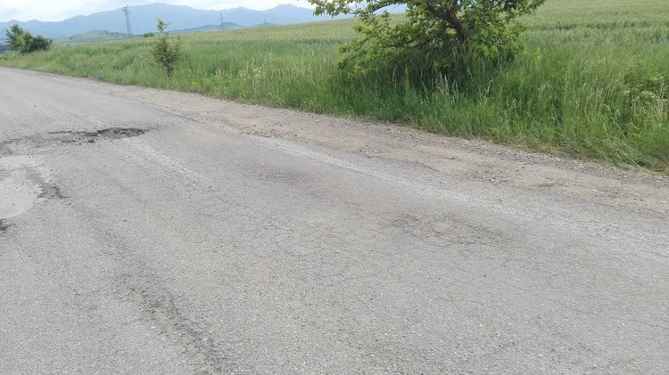 Читател: "Дупките на пътя за Брягово заемат и двете платна"