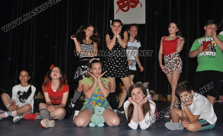 Десетки таланти на сцената за четвъртвековния юбилей на Театралната школа на Младежкия