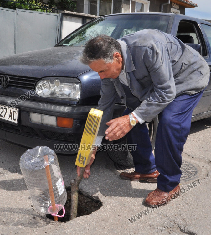 Опасна еднометрова яма зейна в асфалта в Болярово (обновена) 