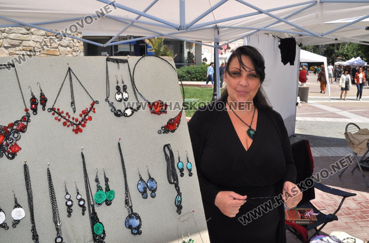 В чаршията на Хасково: „Българско е“ предлага ръкоделия родно производство