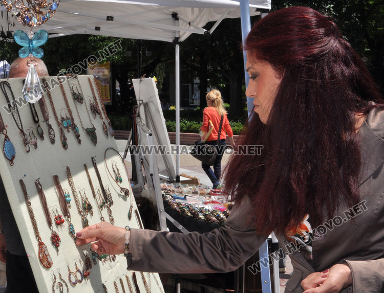 В чаршията на Хасково: „Българско е“ предлага ръкоделия родно производство