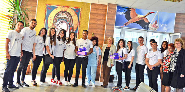 Абитуриенти купиха апаратура за АГО с пари от тоалети