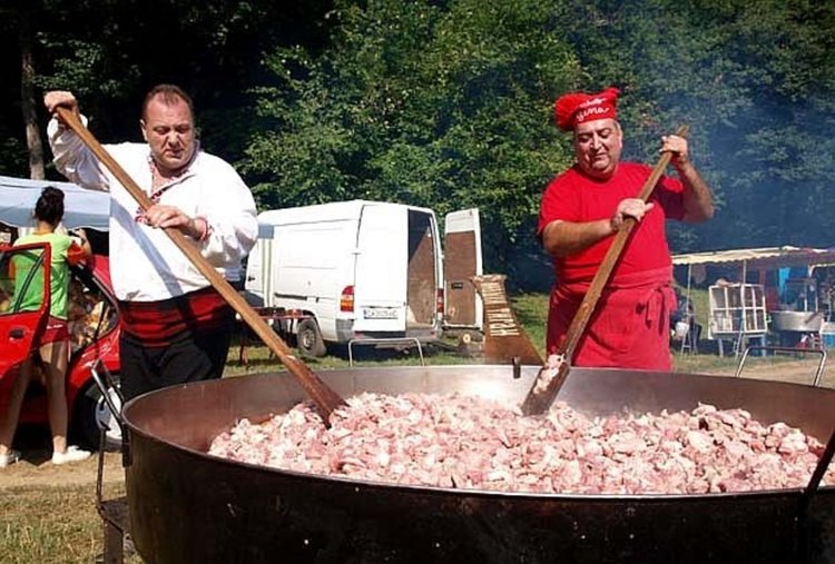 Юнашки тиган готви за стотици на Китна Тракия в събота