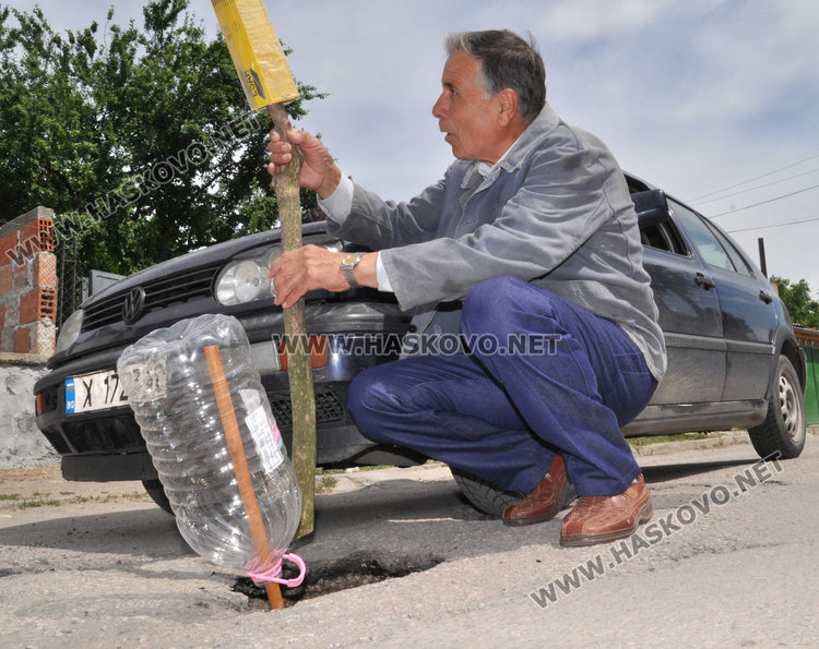 Опасна еднометрова яма зейна в асфалта в Болярово (обновена) 