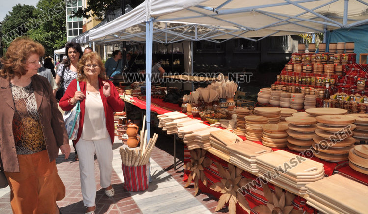 В чаршията на Хасково: „Българско е“ предлага ръкоделия родно производство