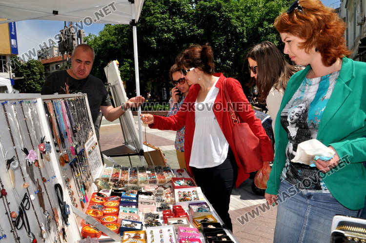 В чаршията на Хасково: „Българско е“ предлага ръкоделия родно производство