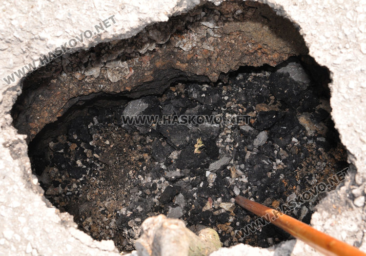 Опасна еднометрова яма зейна в асфалта в Болярово (обновена) 