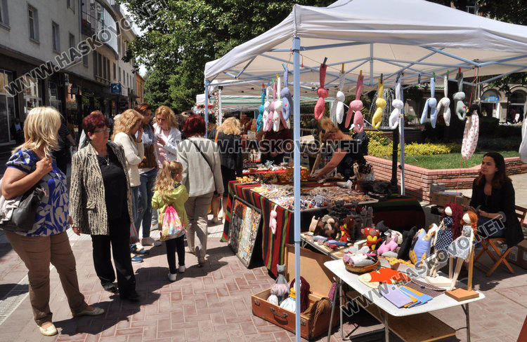 В чаршията на Хасково: „Българско е“ предлага ръкоделия родно производство