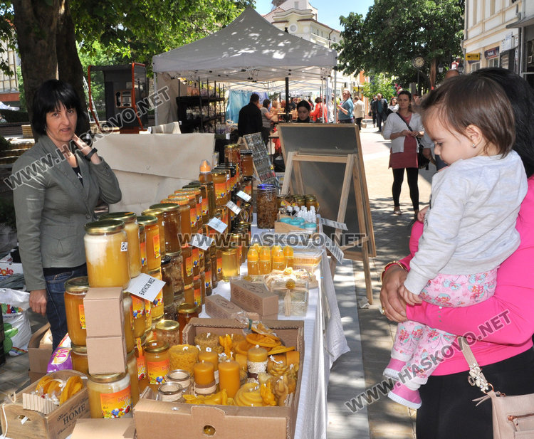 В чаршията на Хасково: „Българско е“ предлага ръкоделия родно производство