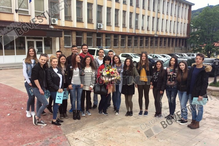 Ученици от Езиковата изненадаха любимата си учителка, за награда ще летят с балон