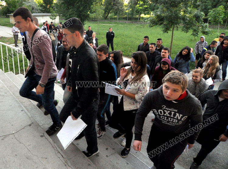 1713 зрелостници в Хасковско на матура днес, 430 следят за преписвачи
