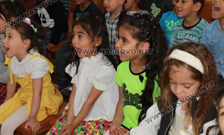 Поетеса от Бургас представи детски книжки в димитровградската библиотека