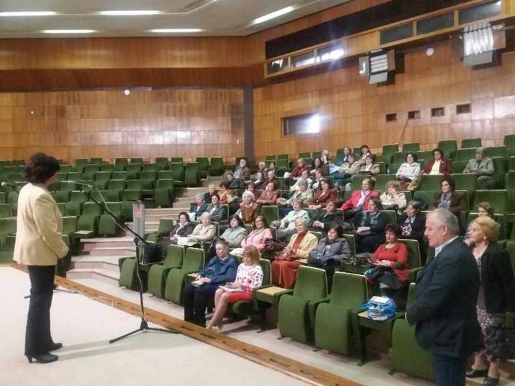 По традиция, кметът Мелемов изрази признателността си към учителите ветерани в навечерието на 24 май