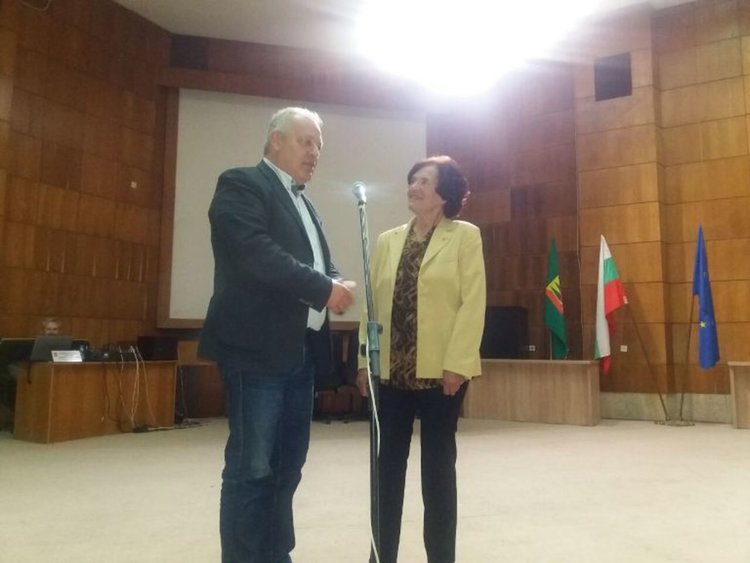 По традиция, кметът Мелемов изрази признателността си към учителите ветерани в навечерието на 24 май