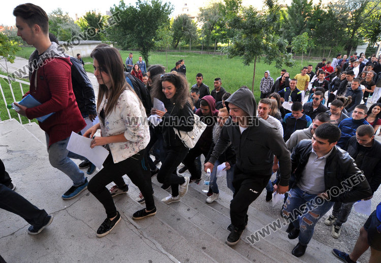 1713 зрелостници в Хасковско на матура днес, 430 следят за преписвачи